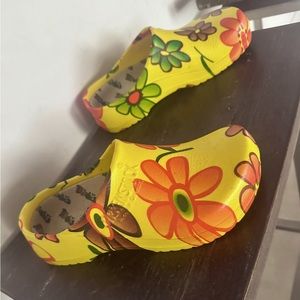 Birkenstock mod clogs with like new arched insert. Great to excellent condition.